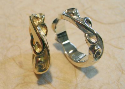 2 Ringe mit Schnörkeln, 750/- Gelbgold und Silber