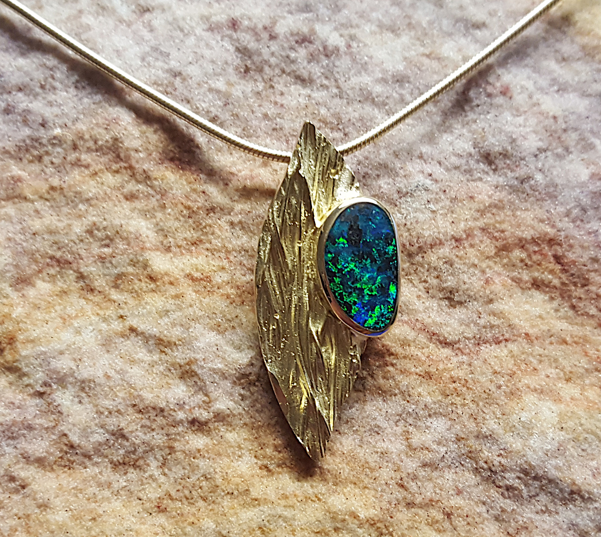 Anhänger strukturierte Oberfläche in 750/- Gelbgold mit einem australischen Boulder-Opal