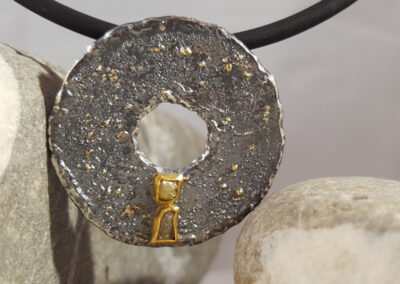 Kettenanhänger Silber mit Feingold, geschmorte, geschwärzte Oberfläche, 2 Rohdiamanten in Feingoldfassungen