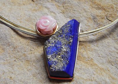 Anhänger Lapislazuli mit naturrauer Oberfläche, Rose aus Pinkopal in 750/- Gelbgold, Unikatschmuck