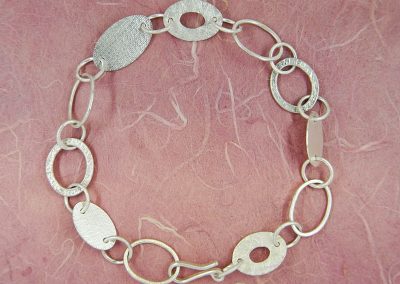 Armband verschiedene Glieder oval und rund aus Draht und Blech Silber