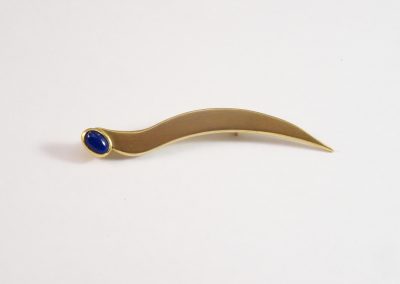 Brosche länglich geschwungen aus 750/- Gelbgold mit Lapislazuli Cabouchon oval