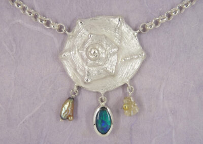 Collier Silber Schnecke mit Schwarzopal, Perle und Rohdiamant