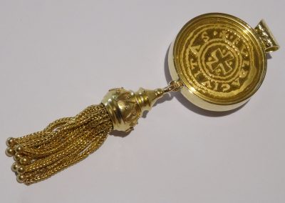 Anhänger Fuldaer Schatzdöschen "Das Goldene Kleinod" Vorderseite, 750/- und 585/- Gelbgold, Gedenkmedaille zu 1250 Jahre Fulda, gravierter Bergkristall