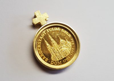 Anhänger Fuldaer Schatzdöschen "Der Goldene Bonifatius" Rückseite, Gedenkmedaille mit Bonifatius und Fuldaer Dom, Fassung 750/- Gelbgold