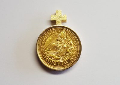 Anhänger Fuldaer Schatzdöschen "Der Goldene Bonifatius" Vorderseite, Gedenkmedaille mit Bonifatius und Fuldaer Dom, Fassung 750/- Gelbgold