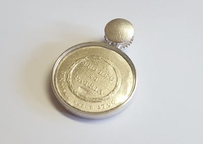 Anhänger Fuldaer Schatzdöschen "Der große Taler" Rückseite, Replik einer Münze, Silber mit Amethyst