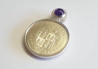 Anhänger Fuldaer Schatzdöschen "Der große Taler" Vorderseite, Replik einer Münze, Silber mit Amethyst
