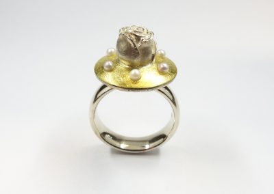Fingerring aus Silber und Gold mit einer Rosenblüte und 6 kleinen Perlchen