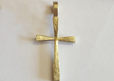 Kreuz-Anhänger aus 585/- Gelbgold gehämmerte Oberfläche matt