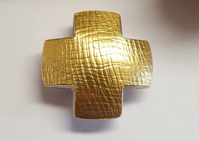 Kreuz-Anhänger Silber, 900/- Gelbgold mit strukturierter Oberfläche, beidseitig tragbar