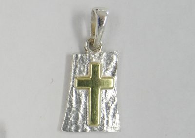 Kreuz-Anhänger Platte Silber strukturiert mit aufgesetztem kleinen Kreuz aus 585/- Gelbgold