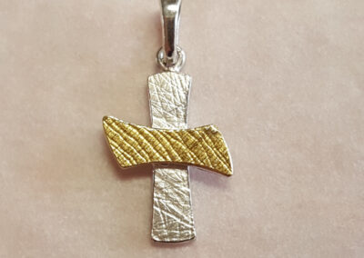 Kreuz-Anhänger Silber, 900/- Gelbgold mit strukturierter Oberfläche