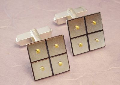 Manschettenknöpfe 4 Quadrate Silber mit Feingoldkügelchen