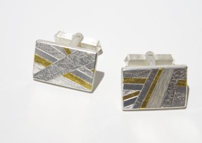 Manschettenknöpfe mit verschiedenen Oberflächenstrukturen in Silber mit Feingold