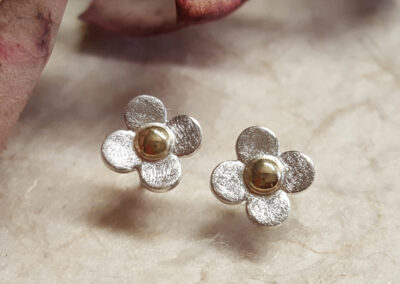 Ohrstecker kleine Blüten aus Silber mit 750/- Gelbgold