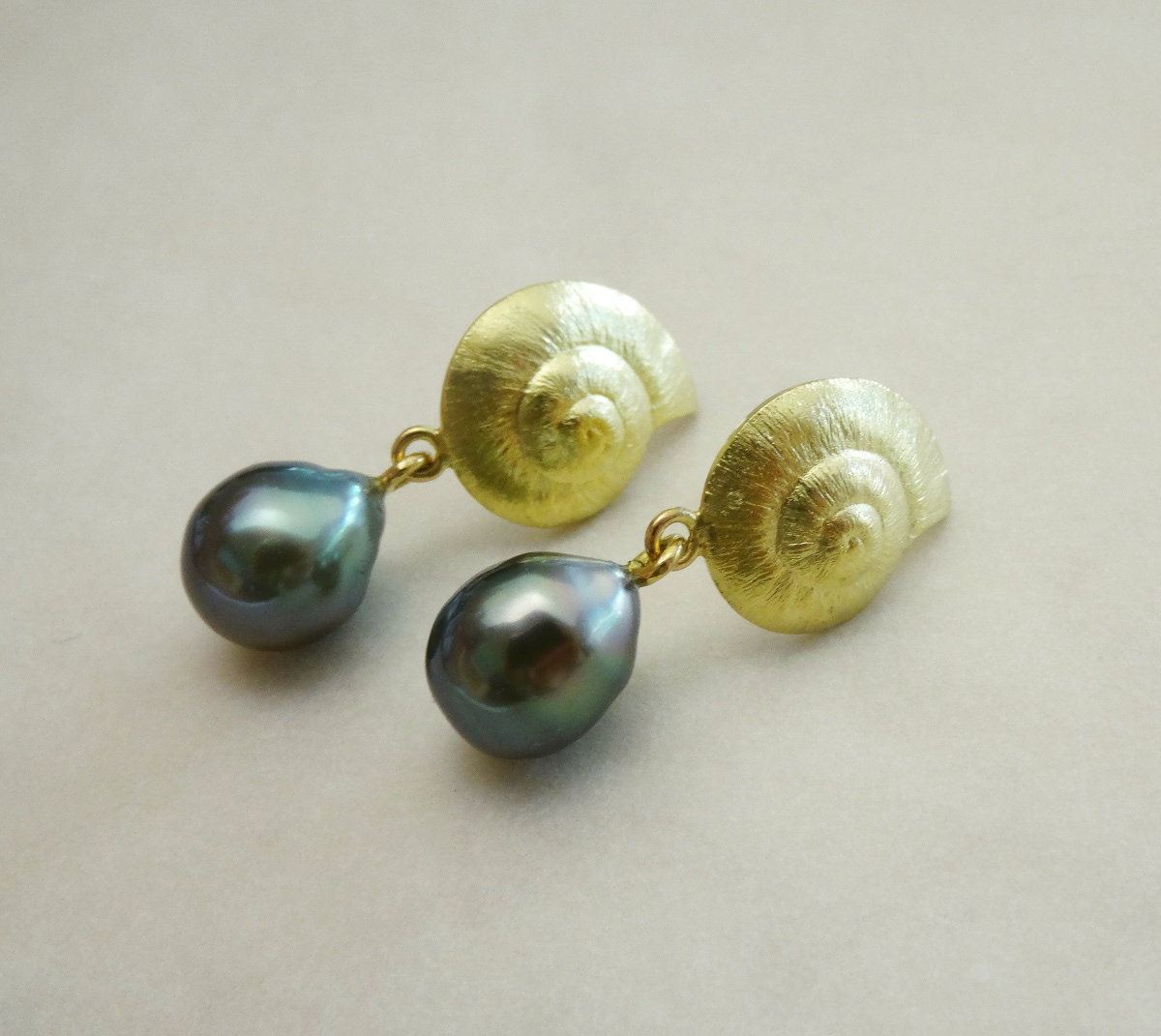 Ohrstecker hängend Schnecken 750/- Gelbgold mit 2 Tahiti-Perlen Tropfen