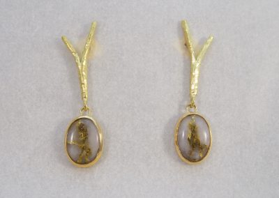 Ohrstecker hängend "Ästchen" aus 750/- Gelbgold mit 2 Cabouchons Quarz mit Gold