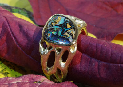 Fingerring aus 750/- Gelbgold mit einem australischen Matrix-Opal