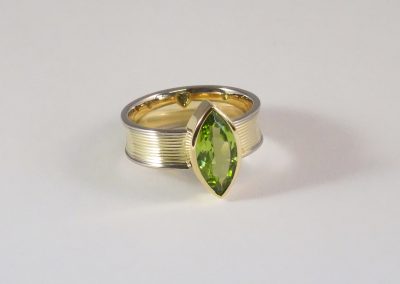 Ring 585/- Gelbgold, Weißgold mit einem Peridot Navette facettiert