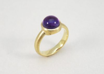 Fingerring 585/- Gelbgold mit Amethyst Cabouchon rund