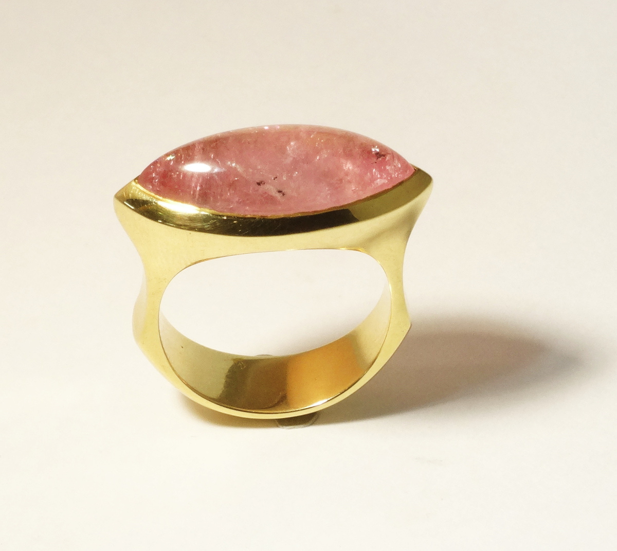 Fingerring 750/- Gelbgold mit rosa Turmalin Navette-Cabouchon