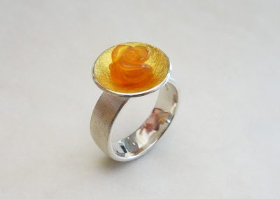 Fingerring aus Silber und Gold mit einer gravierten Blüte aus Feueropal