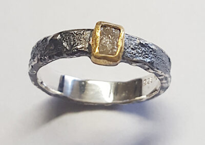 Ring aus geschwärztem Silber mit Feingold und 1 Rohdiamant