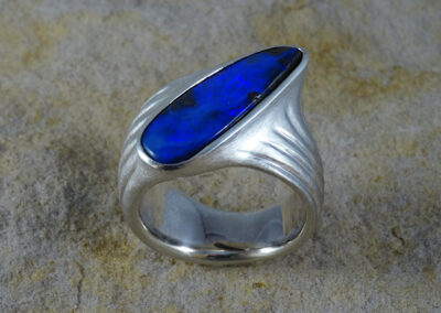 Ring aus Silber mit einem blauen, australischen Boulder-Opal