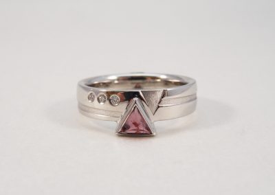 Fingerring 585/- Weißgold mit 1 rosa Turmalin Cabouchon dreieickig und 3 Brillanten