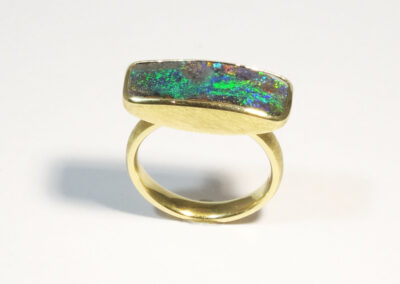 Ring aus 750/- Gelbgold eismatt mit einem australischen Boulder-Opal