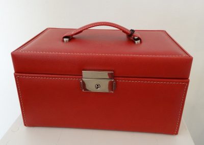 Schmuckkoffer Kunstleder rot, geschlossen, Modell Eva, Firma Sacher, made in Germany