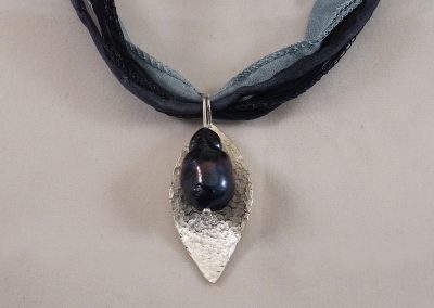 lange Kette Seidenbänder grau/schwarz mit 2 Anhängern Blatt aus Silber mit Hammerschlag und Süßwasserperle grau (gefärbt)